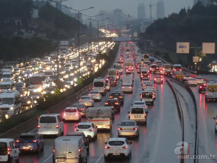 İstanbul haftaya trafik yoğunluğuyla başladı