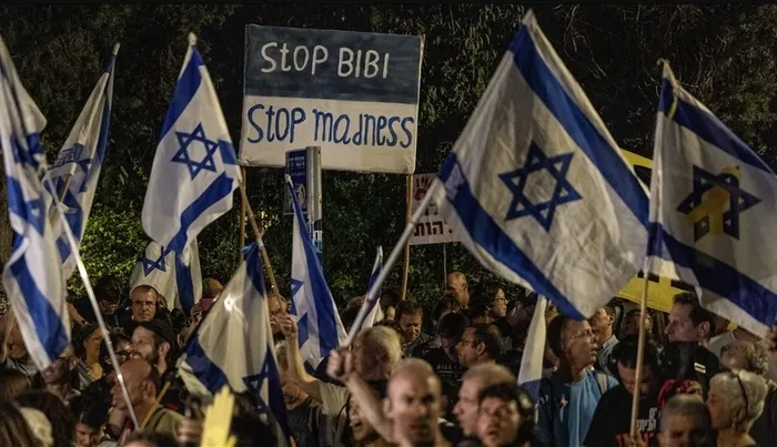 bibi-koseye-fena-sikisti-ingiliz-gazete-duyurdu-trumpla-barismazsa-1738487393973.jpg Tel Aviv'de İsrailliler savaş suçlusu Bibi'yi ve yönetiminin politikalarını protesto ederken (AA)