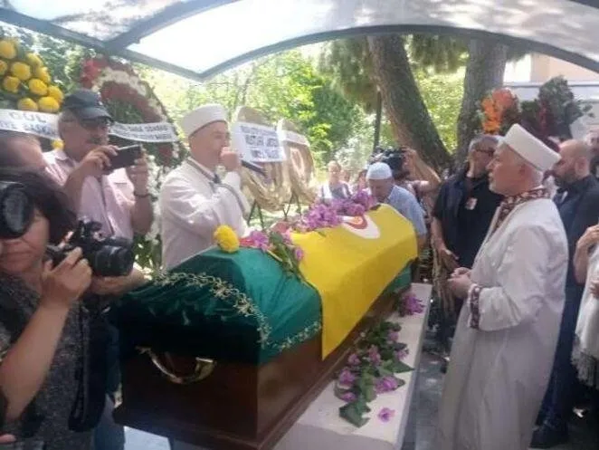 Enis Fosforoğlu’nun cenazesinde Hamdi Alkan ve Selen Görgüzel’den şok hareket