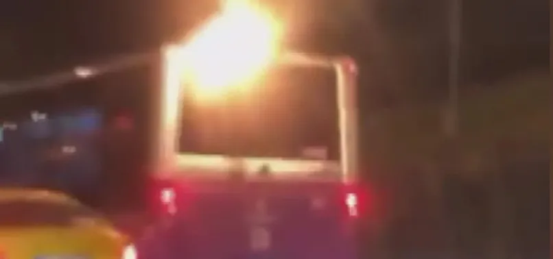 İstanbul'da trafikte şoke eden görüntü! Alev alan yolcu otobüsü yoluna devam etti