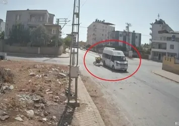 Motosiklet, minibüse ok gibi saplandı