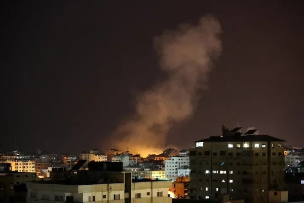 İşgalci İsrail Gazze’de basının olduğu binayı vurdu