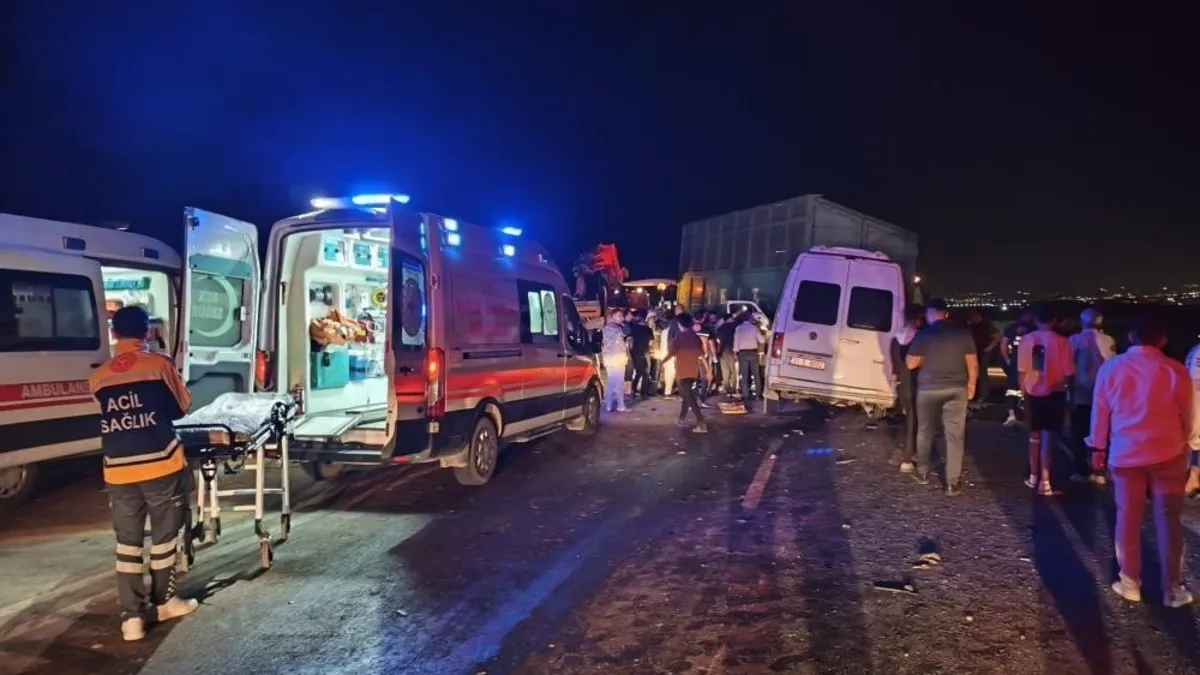 Hatay'da işçi servisi ile traktörün çarpıştığı kazada ağır yaralanan genç kız hayatını kaybetti