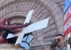 Kur'an-ı Kerim'i yakan Jake Lang'e Örümcek Adam şoku! Irkçı provokatöre yumruklu müdahale