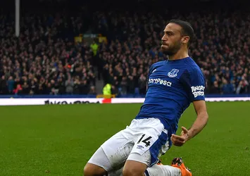 Cenk Tosun İngiliz basınının manşetlerinde