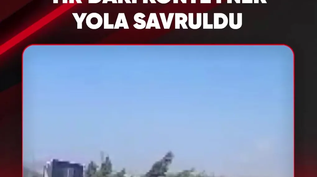 TIR'DAKİ KONTEYNER YOLA SAVRULDU