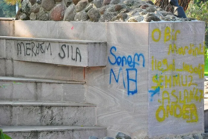 Manisa'da Fatih Sultan Mehmet heykeline büyük saygısızlık - 2