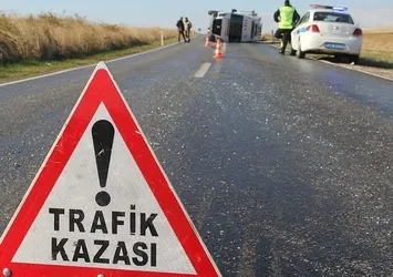 Uşak'ta korkutan kaza: Otomobil tıra çarptı