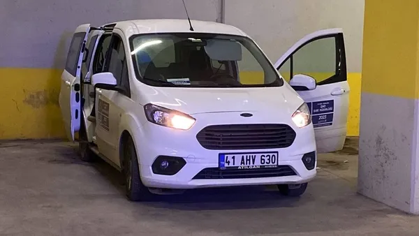 1673458190609.jpg Kocaeli’de kan donduran olay! Otoparkta boğazı kesik halde bulundu - 5