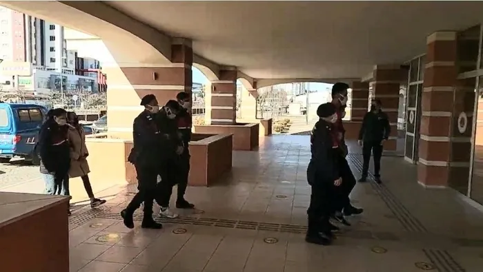 istanbuldan-kastamonuyu-uyusturucu-getiren-sahislar-tutuklandi-1646661280029.jpg İstanbul’dan Kastamonu’ya uyuşturucu getiren şahıslar tutuklandı - 1