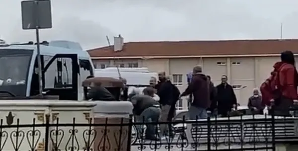 umraniyede-dolmus-soforleri-birbirine-girdi-kurek-sapli-kavga-kamerada-1633942420388.jpg Ümraniye’de dolmuş şoförleri birbirine girdi! Kürek saplı kavga kamerada - 1