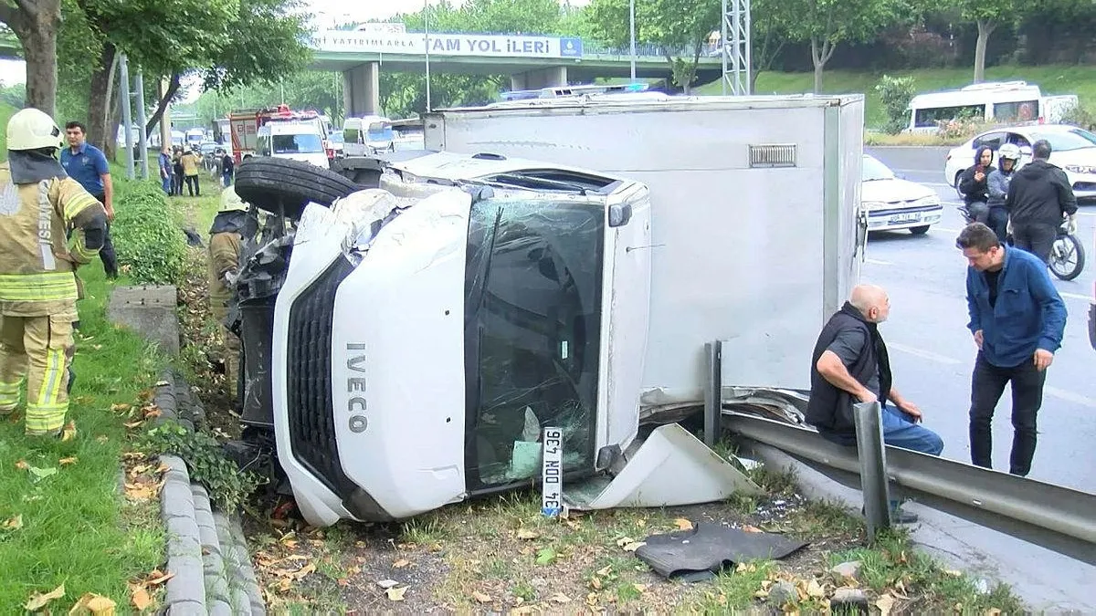 İşçi servisine çarptı yola yan yattı: 5 yaralı