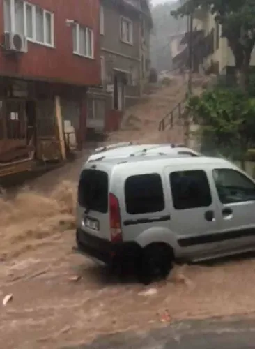 Bursa'da sele kapılan ve esnaf tarafından kurtarılan kadın yaşadıklarını anlattı - 2
