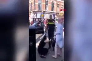 Hollanda polisinden başörtülü kadına dayak!