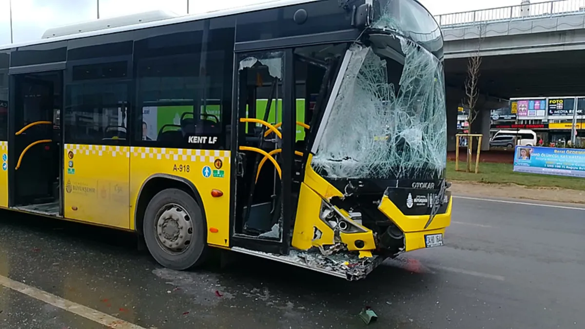 İETT otobüsü duran minibüse çarptı! Yaralılar var