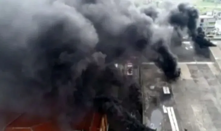 Korku dolu anlar! Gökyüzünü dumanlar kapladı