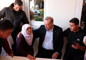 Başkan Erdoğan Antalya'da 75 yaşındaki Zülfiye Ceylan'ı ziyaret etti! "Pide, sarma ve bazlama yapıp ikram edeceğim" demişti