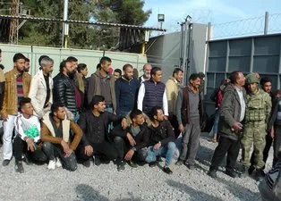Suriyeliler, Türk askerini öperek evlerine böyle döndü...