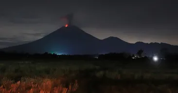 Endonezya’daki yanardağ patlamasından korkutan görüntüler! Yağmur ve lav engeli