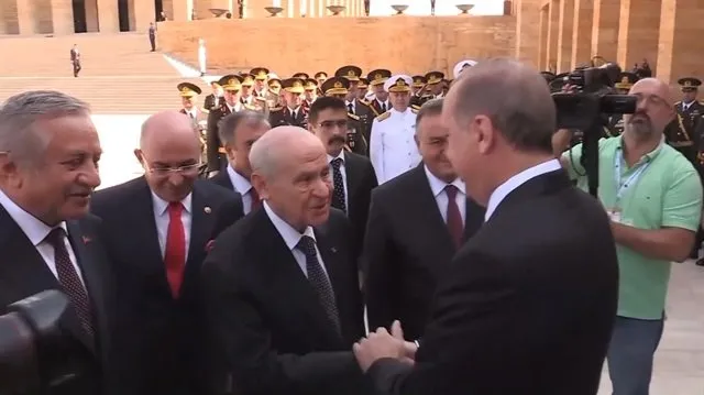 Erdoğan ile Bahçeli’nin samimi sohbeti dikkat çekti