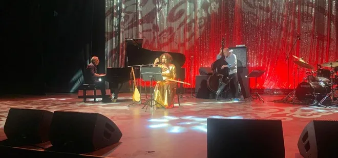 Öcalan posteri önünde konser veren Aynur Doğan İBB organizasyonunda sahne aldı: HDP’li Hüda Kaya ve CHP’li Sezgin Tanrıkulu yalnız bırakmadı