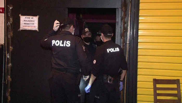 Ataşehir'de eğlence mekanına koronavirüs baskını: 49 kişiye para cezası - 1