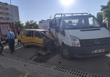 Siirt'te otomobil kamyonun altına girdi! Sürücüyü itfaiye çıkardı