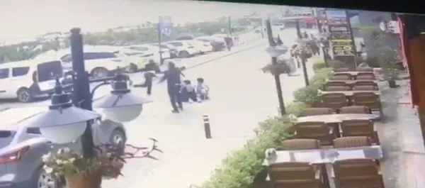 Çocuklarının önünde eşini bayıltan adama meydan dayağı - 1
