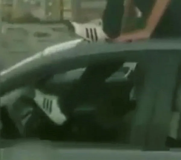 İzmir'de trafik magandası arabanın üstüne çıkıp araba sürdü - 3