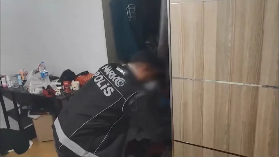 eglence-adi-altinda-zehir-ticareti-kadikoyun-arka-sokaklarindaki-kirli-cark-bozuldu-1777098411000.jpg Eğlence merkezlerine gerçekleştirilen operasyondan görüntü