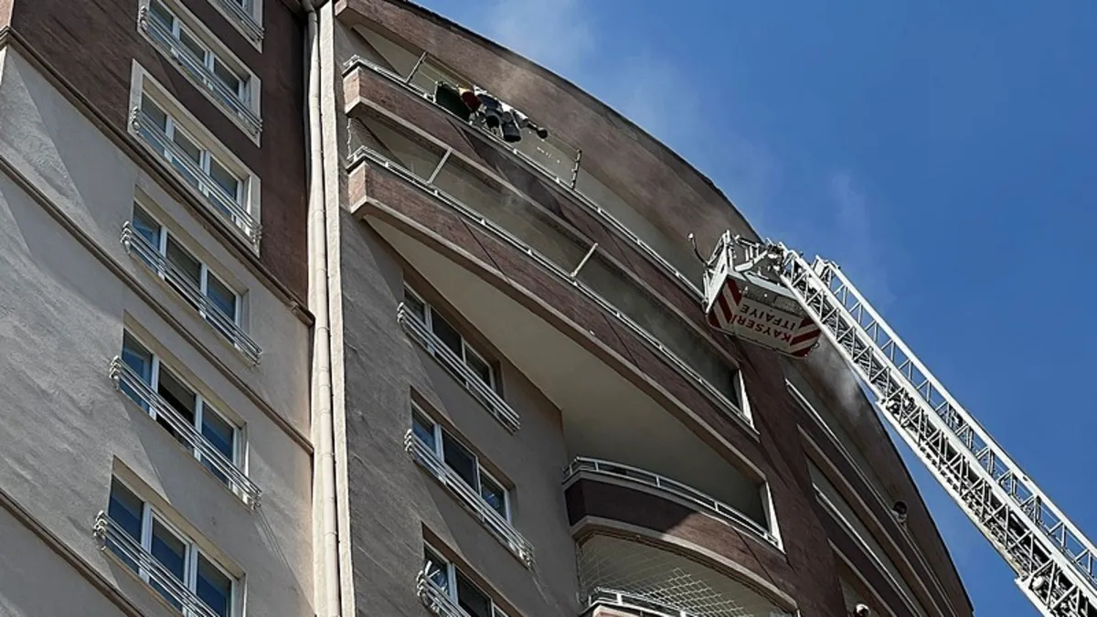 Kayseri'de 14 katlı binada yangın: Mahsur kalanlar kurtarıldı