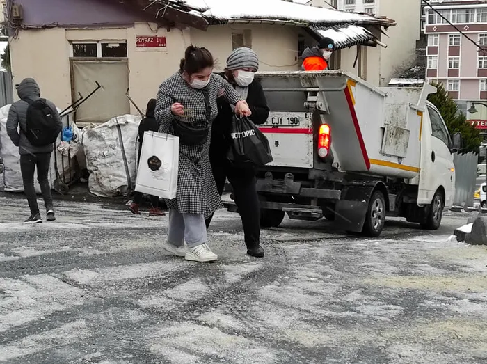 İstanbulluların kar çilesi! Şişli'de yollar buz pistine döndü: Yayalar kaldırımları tuzladı - 5