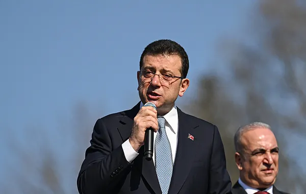 Kent uzlaşısı adı altında ittifak! İşte kirli oyunun fotoğrafı! İmamoğlu’nun Sancantepe mitinginde DEM Parti bayrakları görüldü...