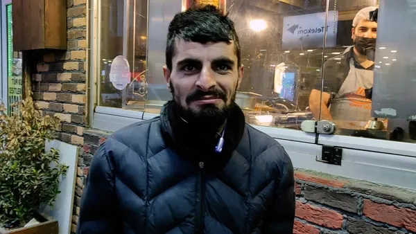bursada-yurek-isitan-olay-motokurye-engelli-vatandasin-imdadina-yetisti-1643268335804.jpg Bursa’da yürek ısıtan olay! Motokurye engelli vatandaşın imdadına yetişti - 3