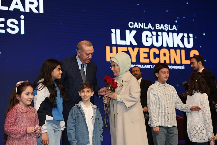 baskan-erdogandan-muhalefete-tepki-bu-kafayla-222-yil-beklerler-1738504612899.jpg Başkan Erdoğan, partisinin İstanbul Kadın Kolları 7. Olağan Kongresi'ne katılarak konuşma yaptı. | Fotoğraf: AA