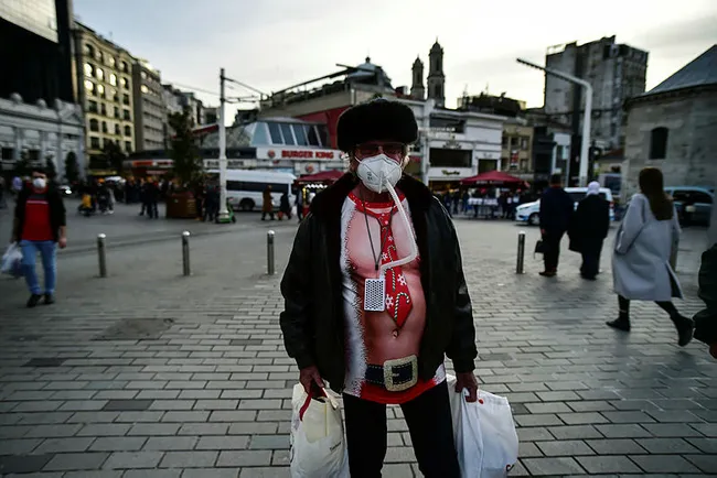 Taksim'de garip giyimli turist! Herkes onu izledi - 4