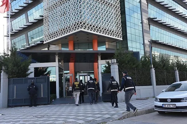 1707385823633.jpeg İzmir'de 2,5 milyarlık vurgun! Ocakcı Holding'e operasyonda emekli tuğgeneral detayı - 1