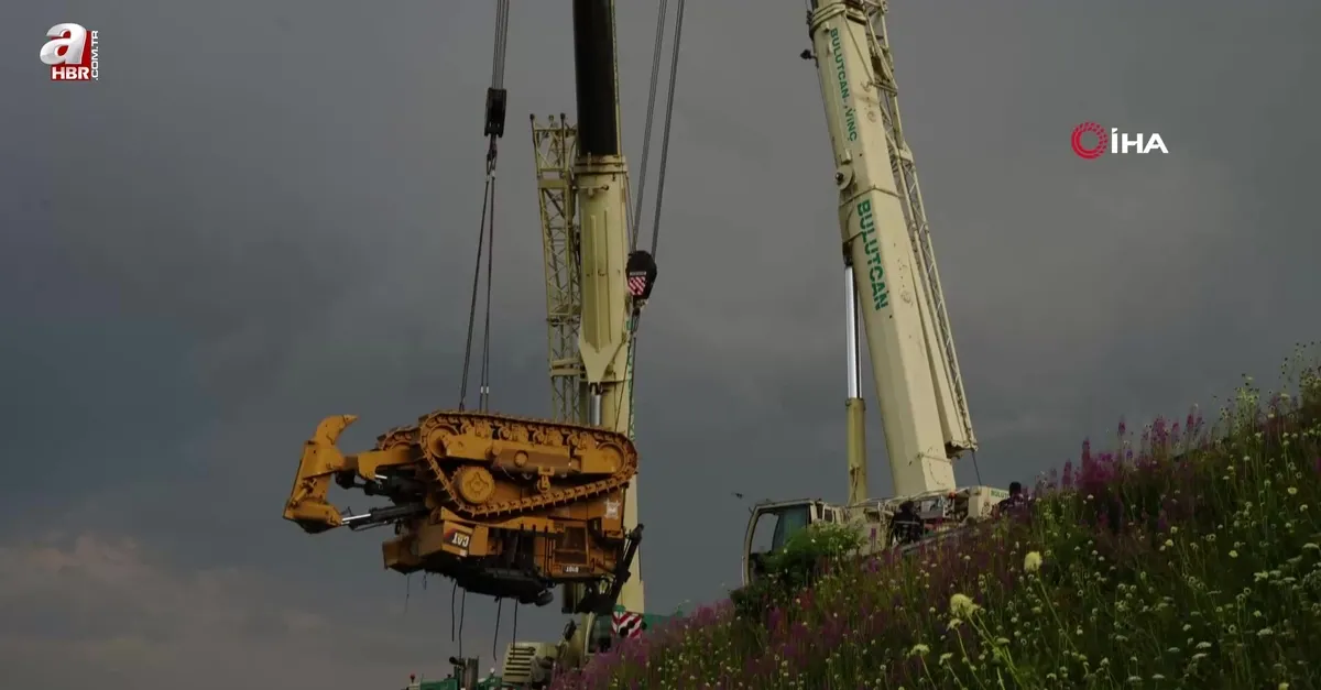 Uçuruma yuvarlanan TIR dorsesi ve dozer vinçle çıkartıldı