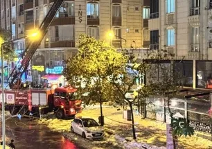 Siirt'te kafenin çatısına kar kütlesi düştü