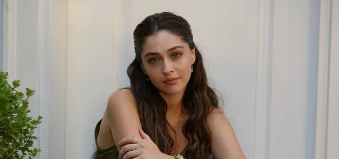 Cemre Baysel kocaman çiçeğiyle dillere düştü! Yorum üstüne yorum yağdı...