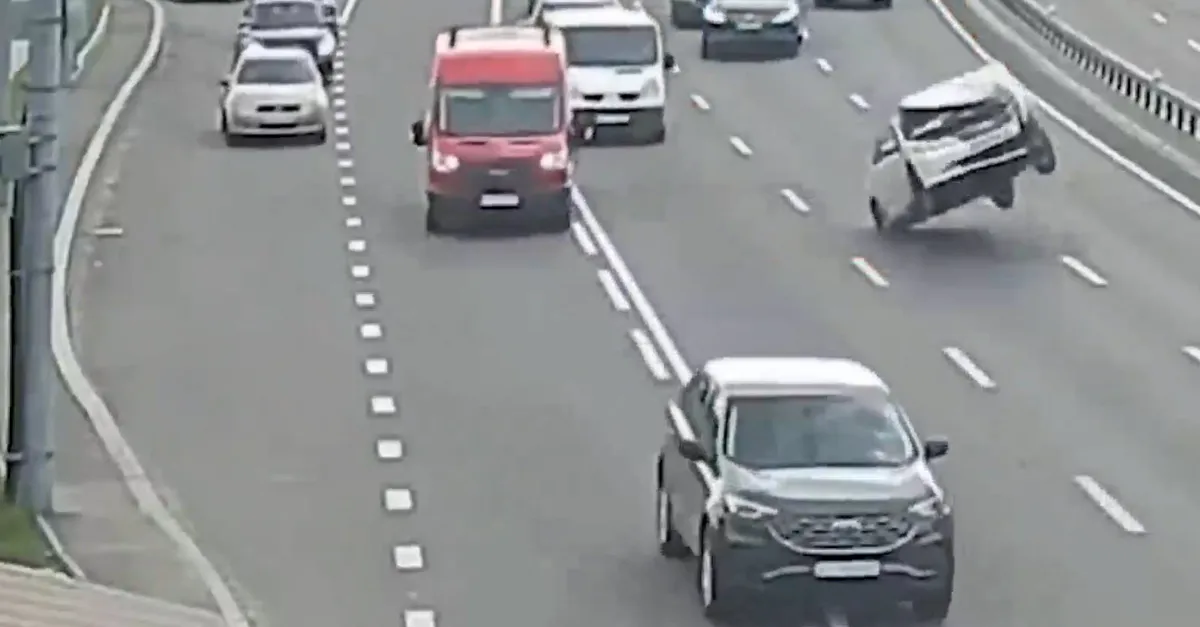 Şaşkına çeviren olay! Elektrik tellerine takılıp takla attı