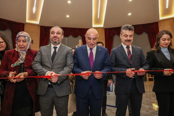 cumhur-ittifaki-abb-baskan-adayi-altinok-sergi-acilisina-katildi-uluslararasi-bir-sanat-galerisini-baskentimiz-1708617531731.jpg Cumhur İttifakı ABB Başkan adayı Altınok sergi açılışına katıldı: Uluslararası bir sanat galerisini başkentimize kazandıracağız - 3
