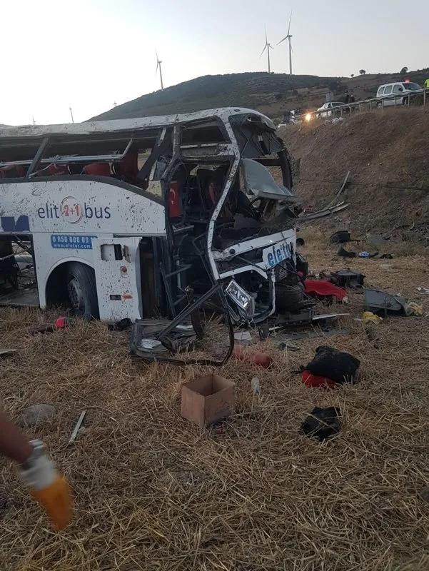 Balıkesir’de yolcu otobüsü takla attı! Yürek yakan görüntüler