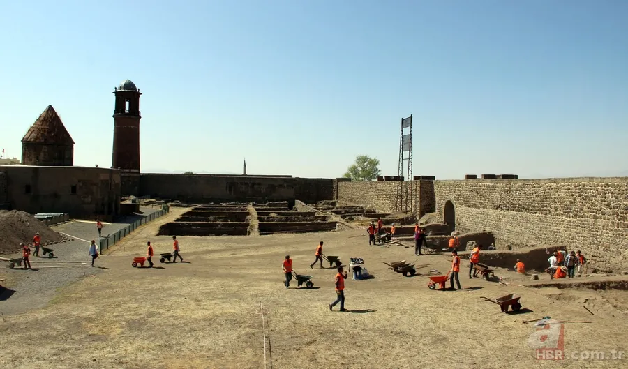 Tarihi Erzurum Kalesi'nde kazı çalışmaları sürüyor 1