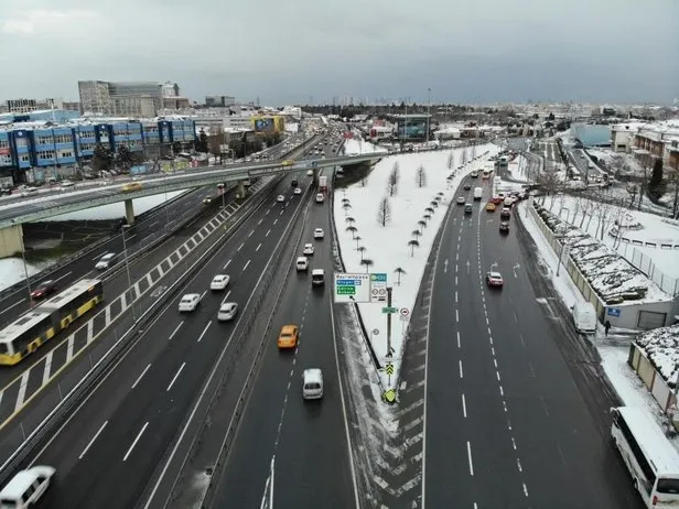 Son dakika: İstanbul Esenyurt'ta kar yağışı sebebi ile kayan yolcu minibüsü kaza yaptı! Kaza anı kamerada - 4