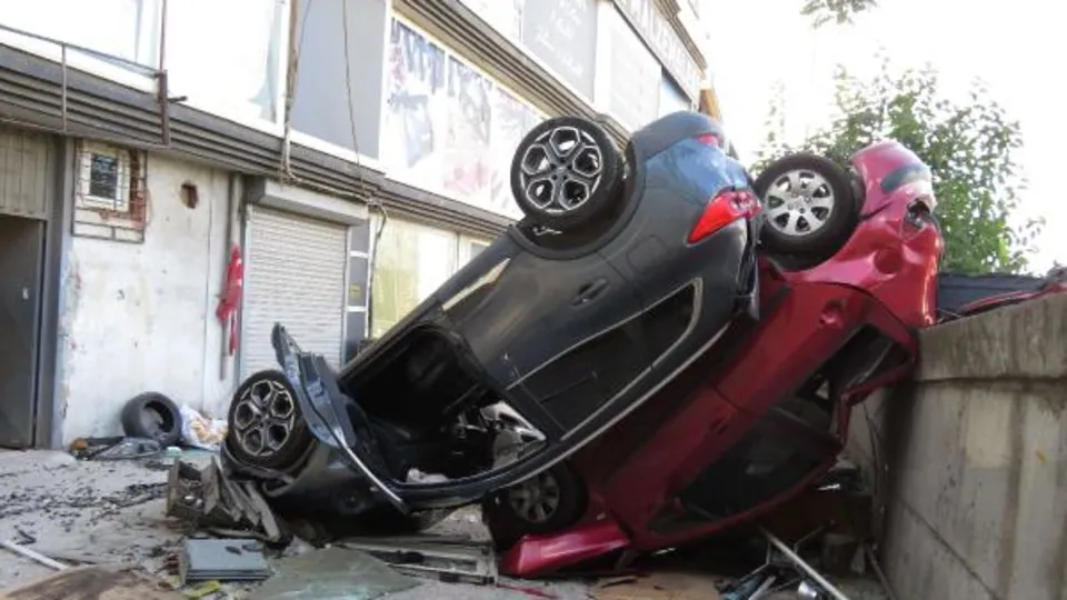 İstanbul’da korkunç kaza! Gaza bastı otomobille ikinci kattan düştü