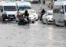 Başakşehir’i su bastı! Araçlar yolda kaldı