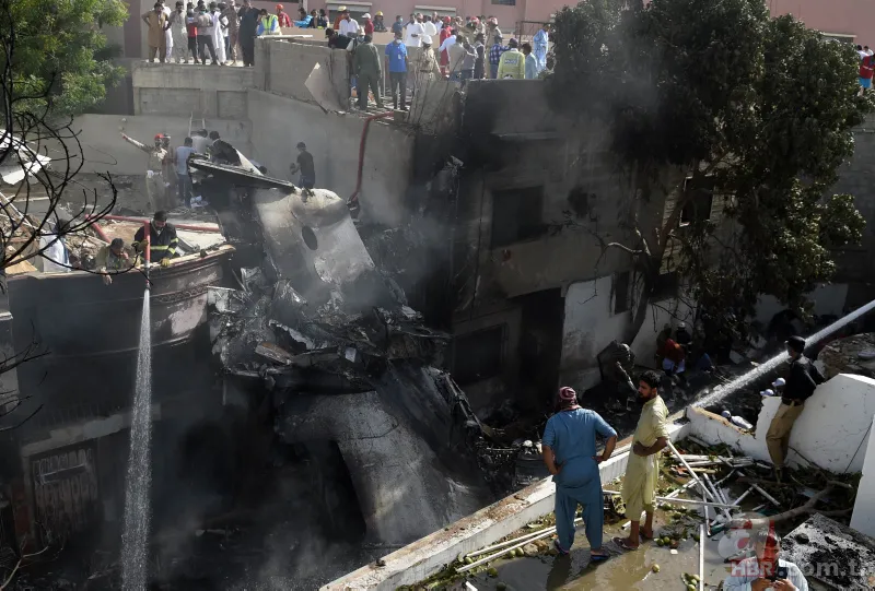 Pakistan'daki feci uçak kazasında sadece iki kişi kurtuldu! 97 kişi hayatını kaybetti! 7
