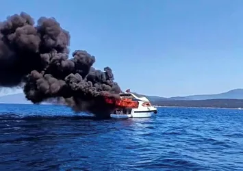 Bodrum'da panik anları: Milyon dolarlık tekne alev topuna döndü