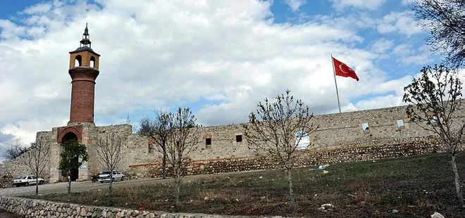 Sezar’ın ‘Geldim, Gördüm, Yendim’ dediği Zile Kalesi’nde antik tiyatro bulundu